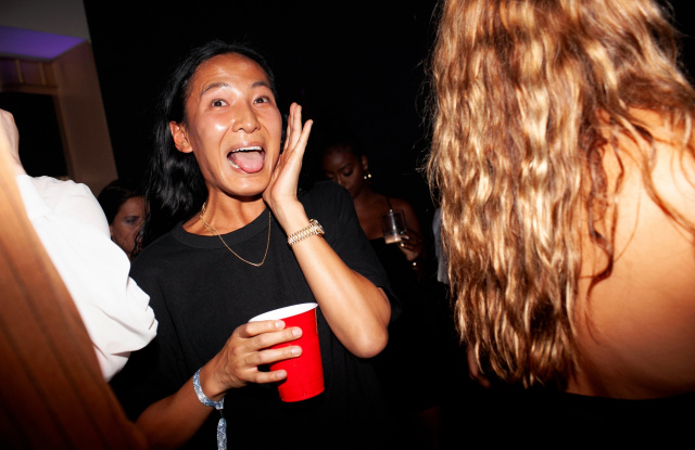 华裔爆款设计师疑似下药性侵多名男性，摸*体下**捏胸是日常操作？