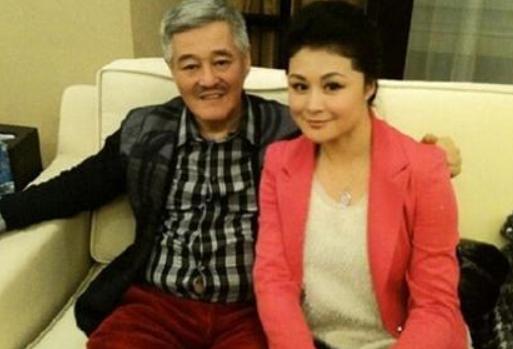 于月仙告别仪式赵本山去现场了吗,于月仙参加赵忠祥葬礼的穿着