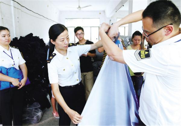 福州某学校300元校服,300元校服穿一天就破烂学校回应