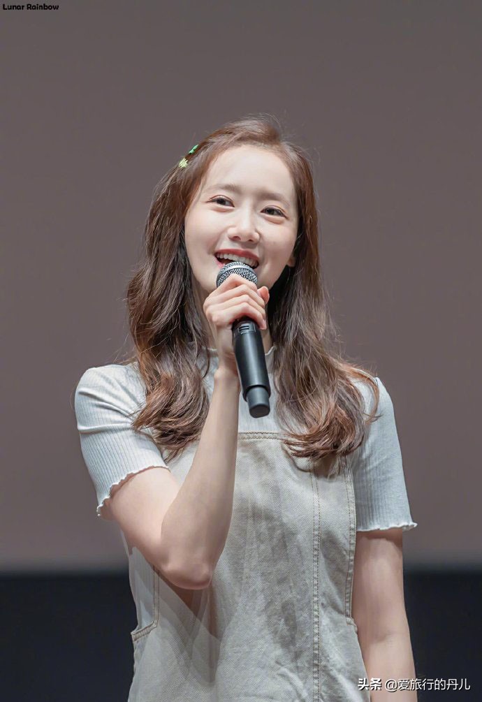 韩国美女林允儿礼服高清,林允儿身着白t恤