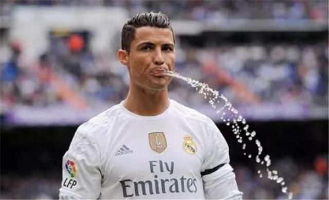 为什么足球运动员喝水后会吐出来,足球运动员为什么把喝的水吐掉