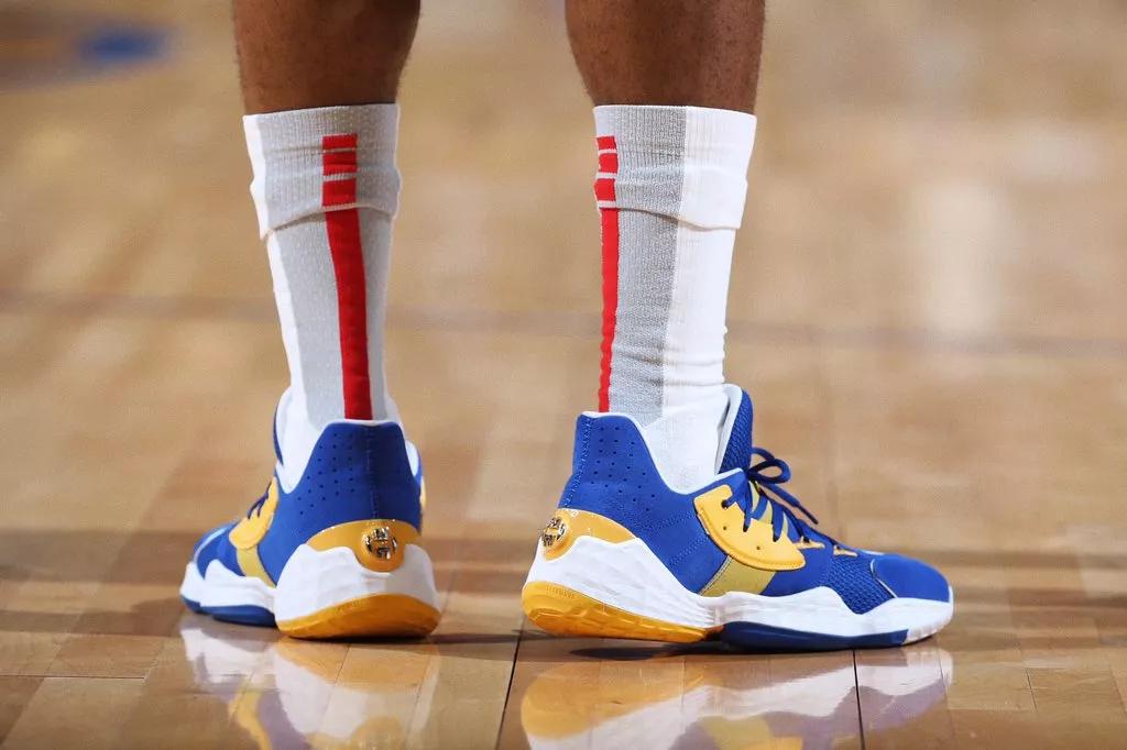 圣诞大战湖人上脚球鞋,圣诞大战詹姆斯盖帽塔图姆