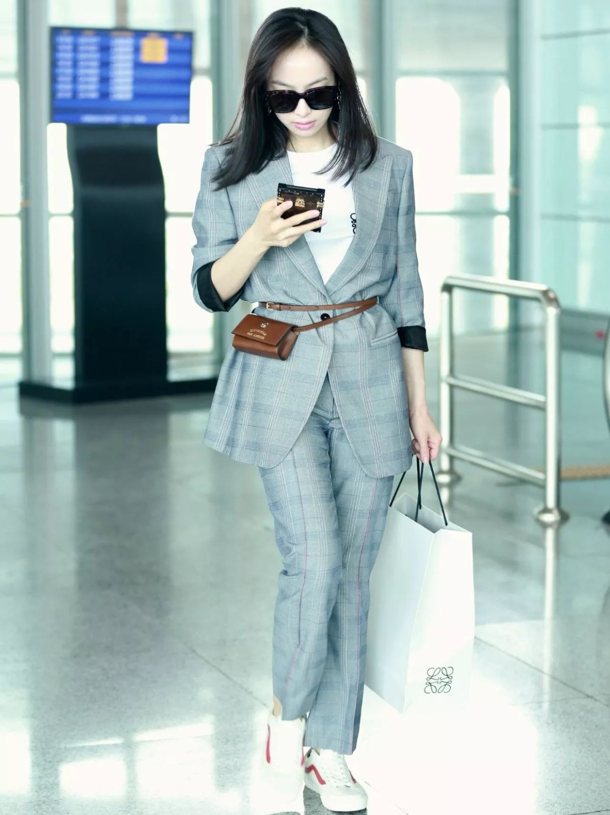 今年最火的斜挎腰包,腰包该怎么搭配