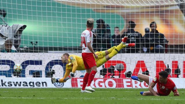 德国杯决赛让人眼花缭乱，但低迷一季的诺伊尔终于脱颖而出