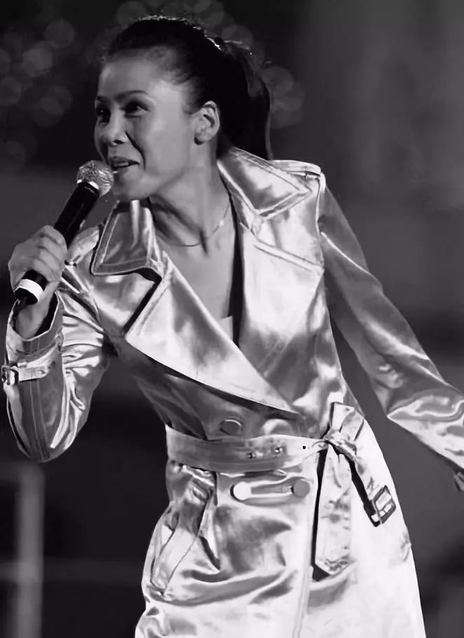 曾经乐坛的当红一姐,曾经是内地的歌坛一姐