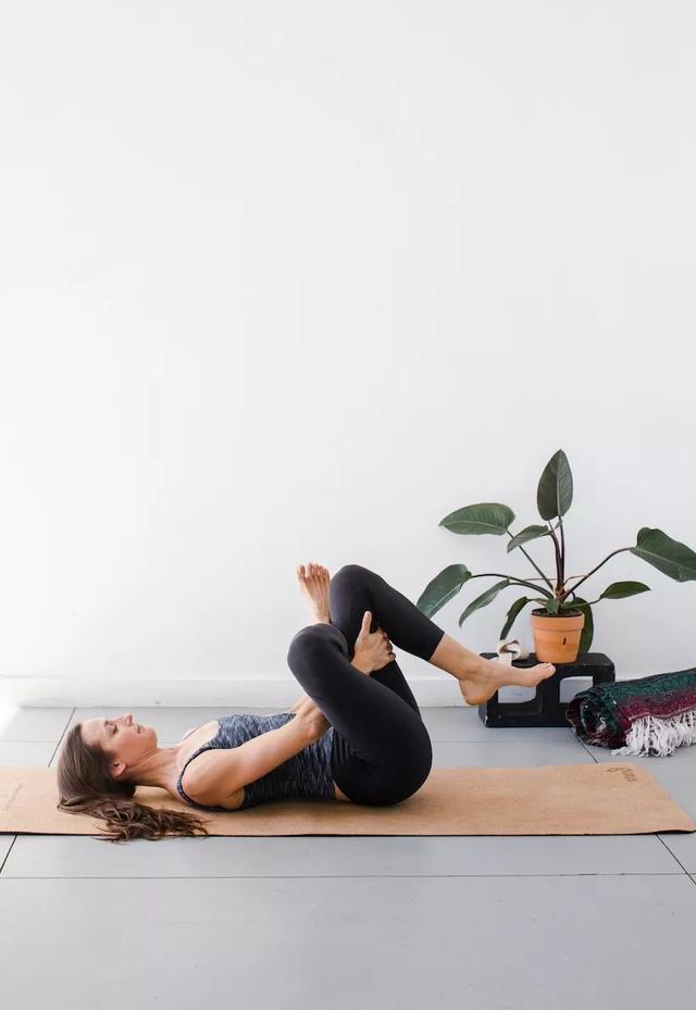 背部沉重、僵硬、发紧？这6个瑜伽动作可以帮助你缓解背部不适