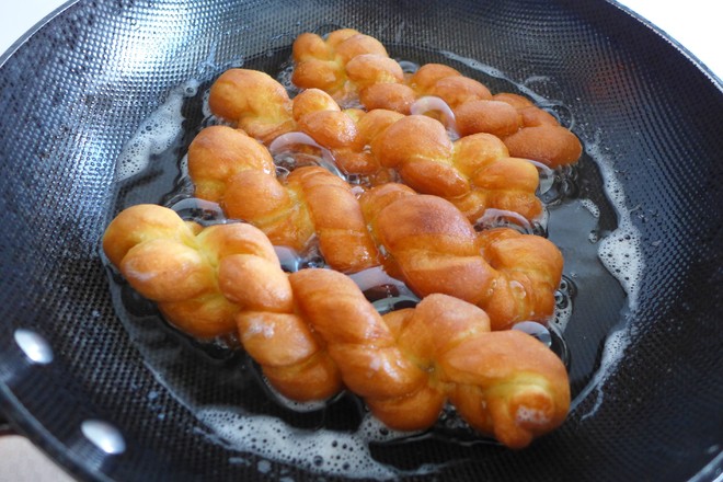 1个鸡蛋二勺面做出酥脆小麻花,小麻花怎么做才酥脆又好吃又简单