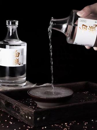 老酒光瓶郎酒,汾酒青花瓷20年和郎酒红花郎10年