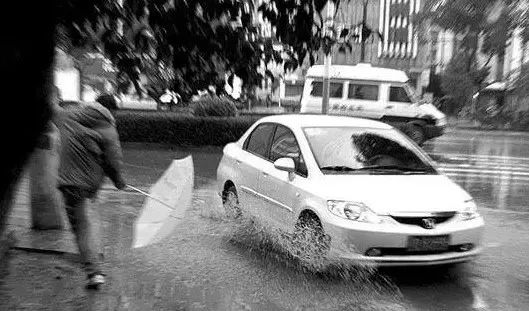 预警提示大风沙尘天气行车需谨慎,驾驶机动车在雨天行驶应注意什么