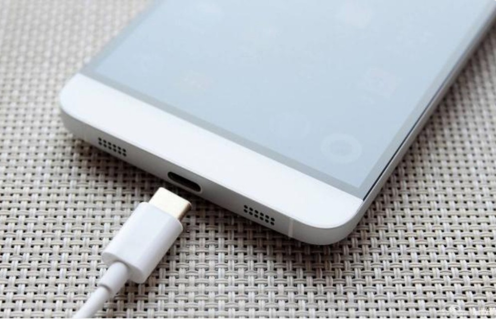 乐视手机沉浮记，三年前就在千元标配快充，比苹果更早取消耳机孔