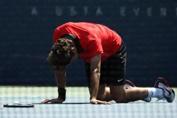 网球球员摔倒,网球拍摔地上反弹接住