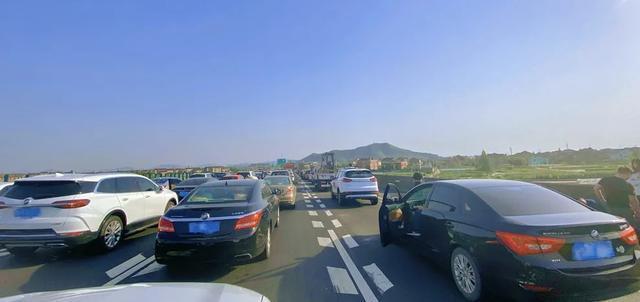 中国沙漠修公路发现一个村,中国花50亿买下沙漠在哪里