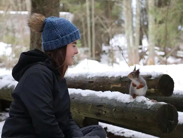 葬礼当天，她成为了四个孩子的“后妈”，网友：这是童话故事吧