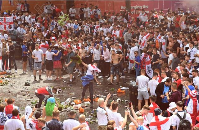 热情如火的西安球市呼啸而过，但榴园还有年轻人