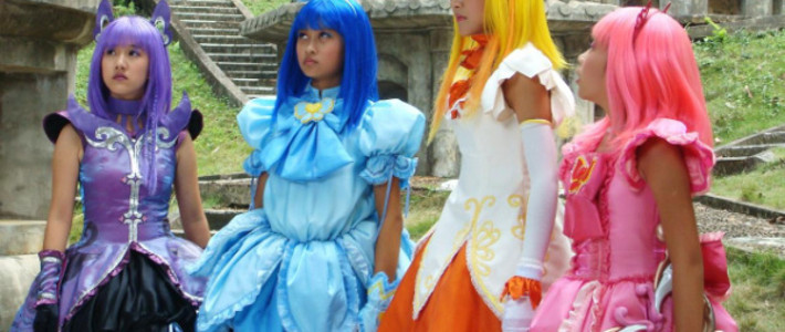 巴啦啦小魔仙小月小蓝交战未成功,巴啦啦小魔仙小月在背后偷袭小蓝