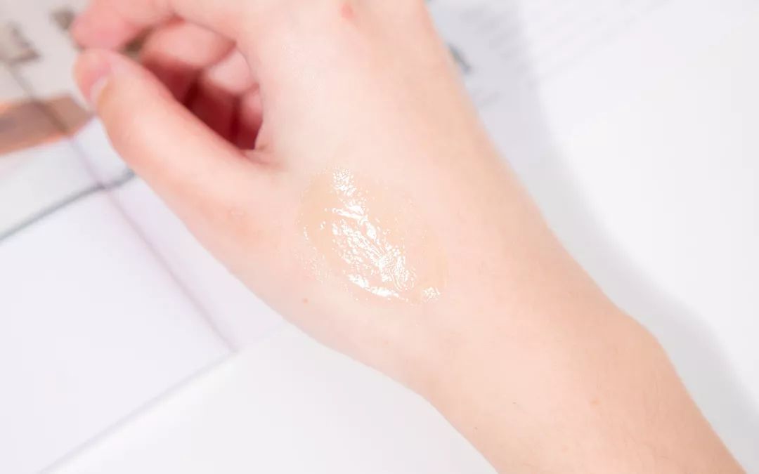 让你的嘴唇滋润一整天,让嘴巴嫩的唇膏