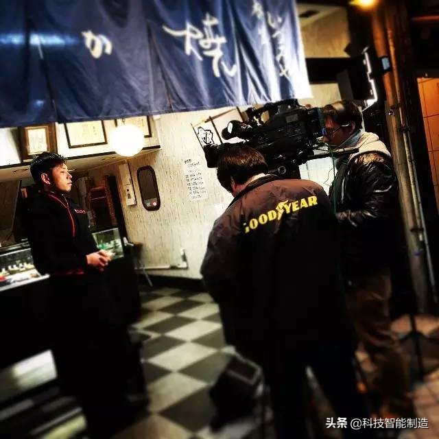 他说自己不是日本匠人，而是和果子艺术家，他做的和果子不忍吃掉