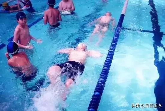 游泳怎样浮在水面教程,游泳时怎样在很深的水里浮起来