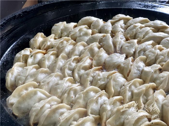 沙富生煎锅贴大王排长队也要吃的锅贴米道好