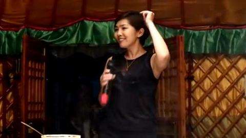 草原上有朵“疯狂的花”——记草原新派歌手苏勒亚其其格