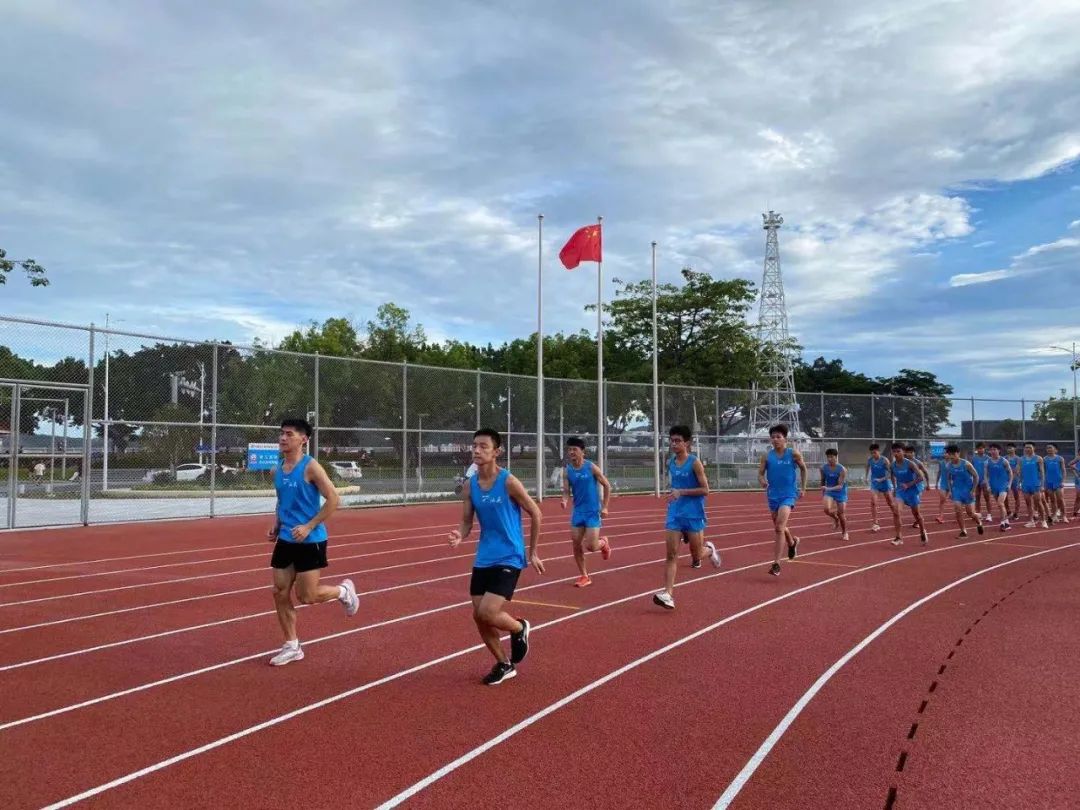 在万人球场踢球是什么感觉,在体育场上比赛的感受