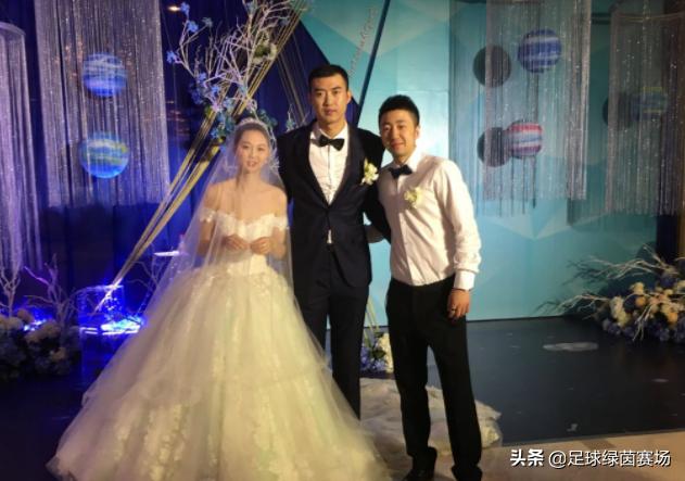 和易建联同一天生日，17岁进国篮27岁退役，现跟阿联一起做青训