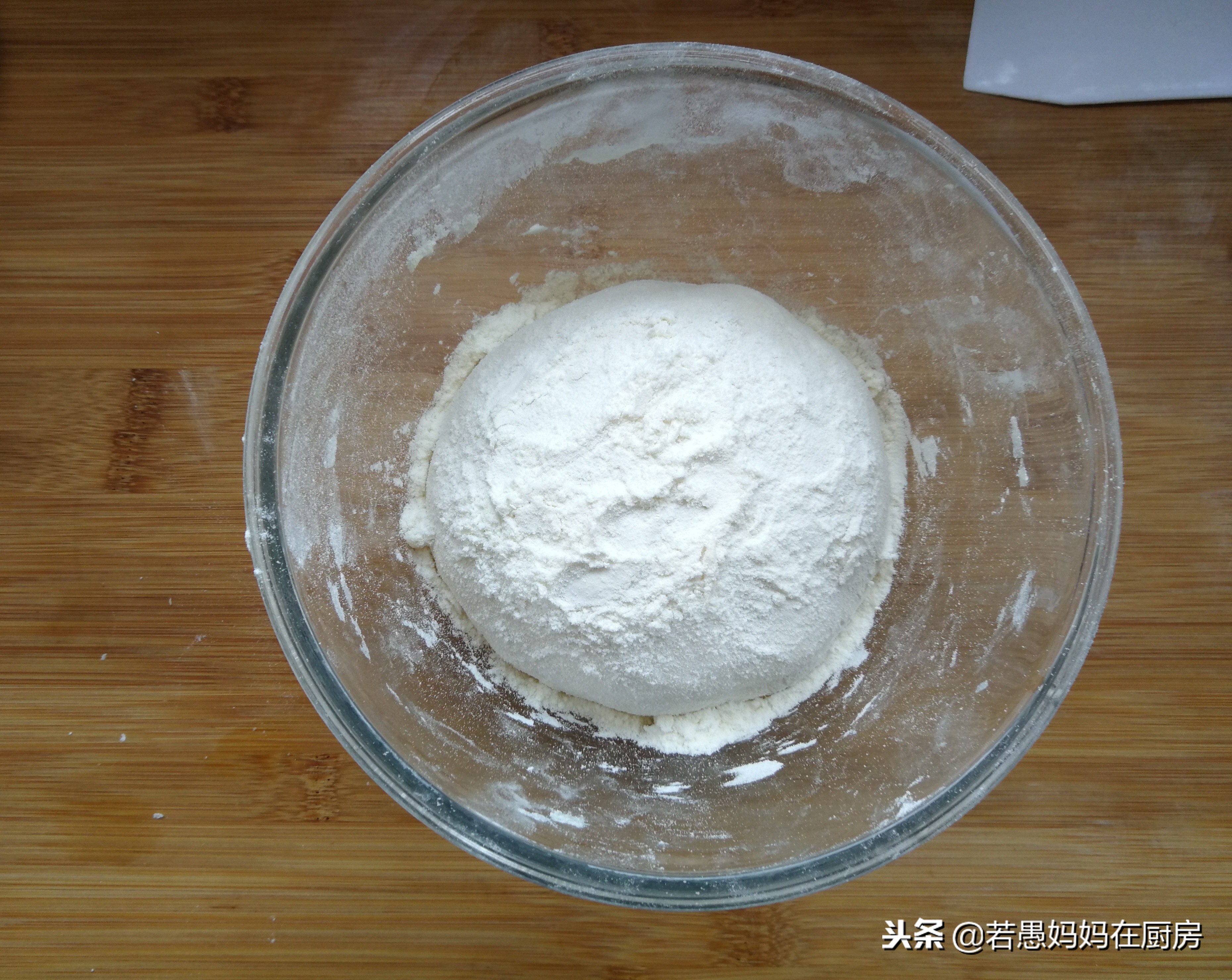 不用泡打粉不用碱，教你做松软筋道的白馒头，越嚼越香！