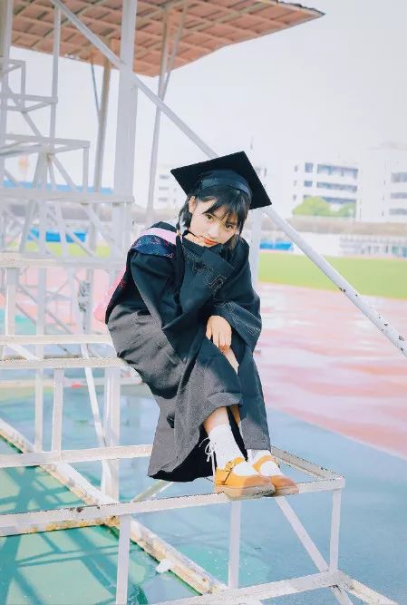 毕业季毕业照拍照姿势,毕业季来袭这些毕业照太硬核