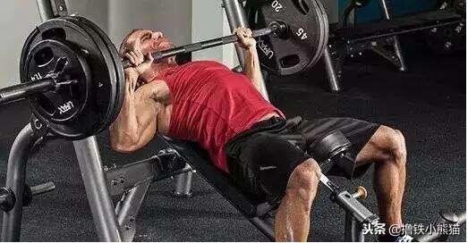 五个动作打造饱满胸肌,男平胸如何用弹力带快速练出胸肌