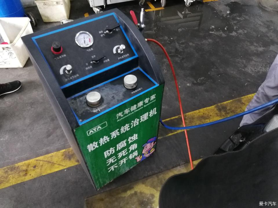 20年奔驰e300l发动机油底壳拆卸,奔驰老款e300机油格底座更换