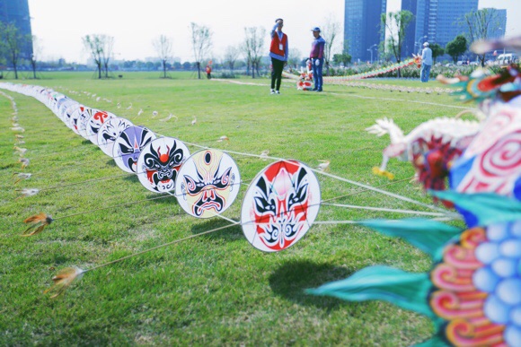 260米巨龙风筝放飞视频,巨龙风筝放飞成功视频