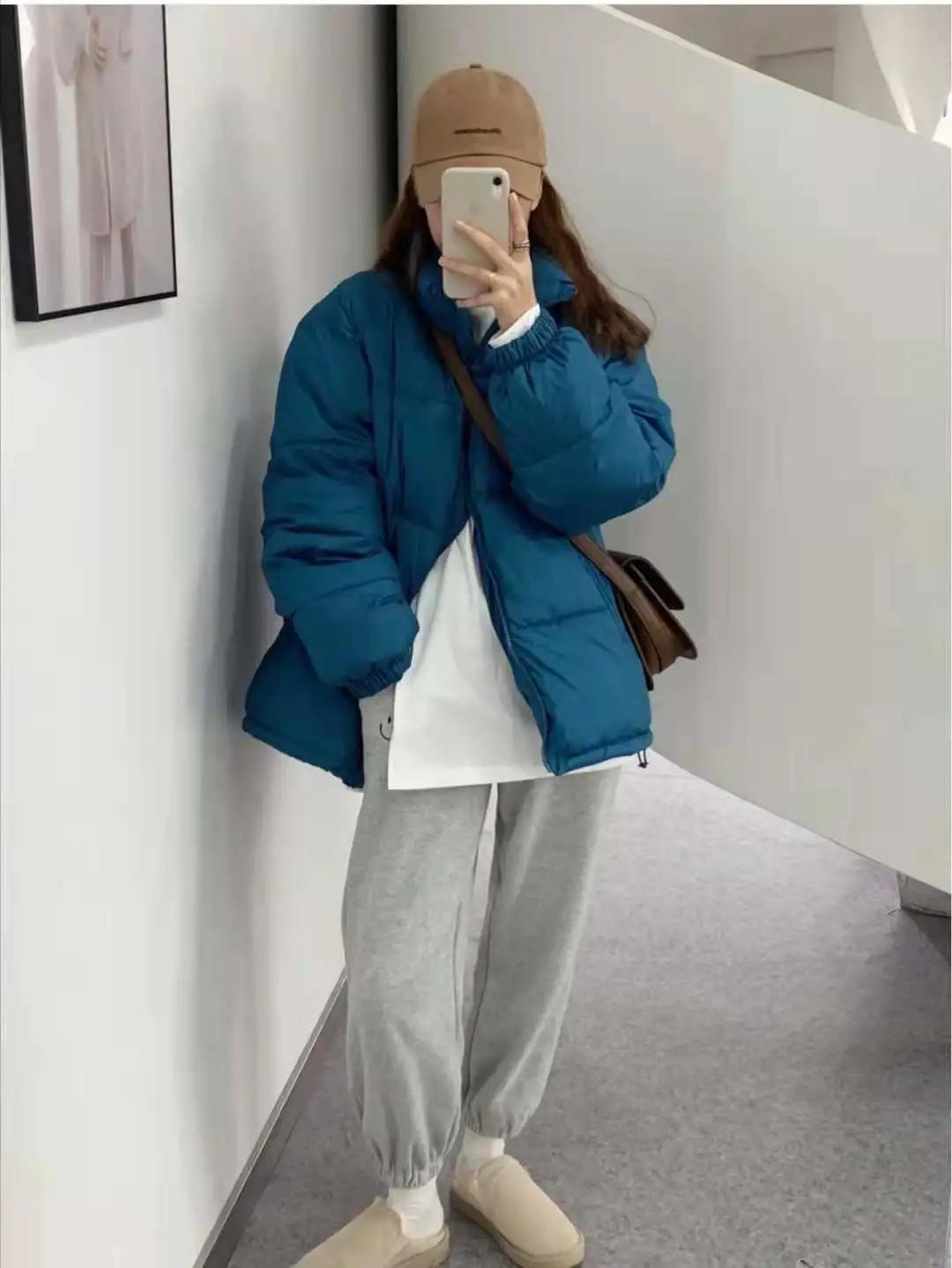 藏蓝色短款羽绒服搭配下装,短款收腰羽绒服适合配的下装