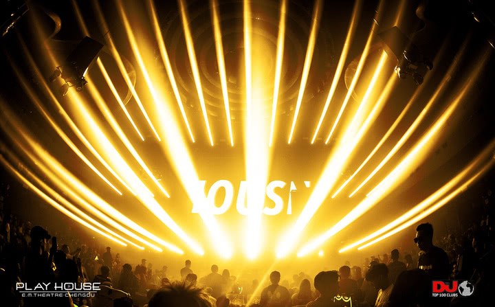 他拍下成都夜店的“纸醉金迷”，都市男女们在这里挥金如土