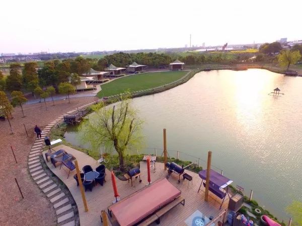 不靠娱乐设施、不接待散客、不主动宣传，这个庄园依然被引爆