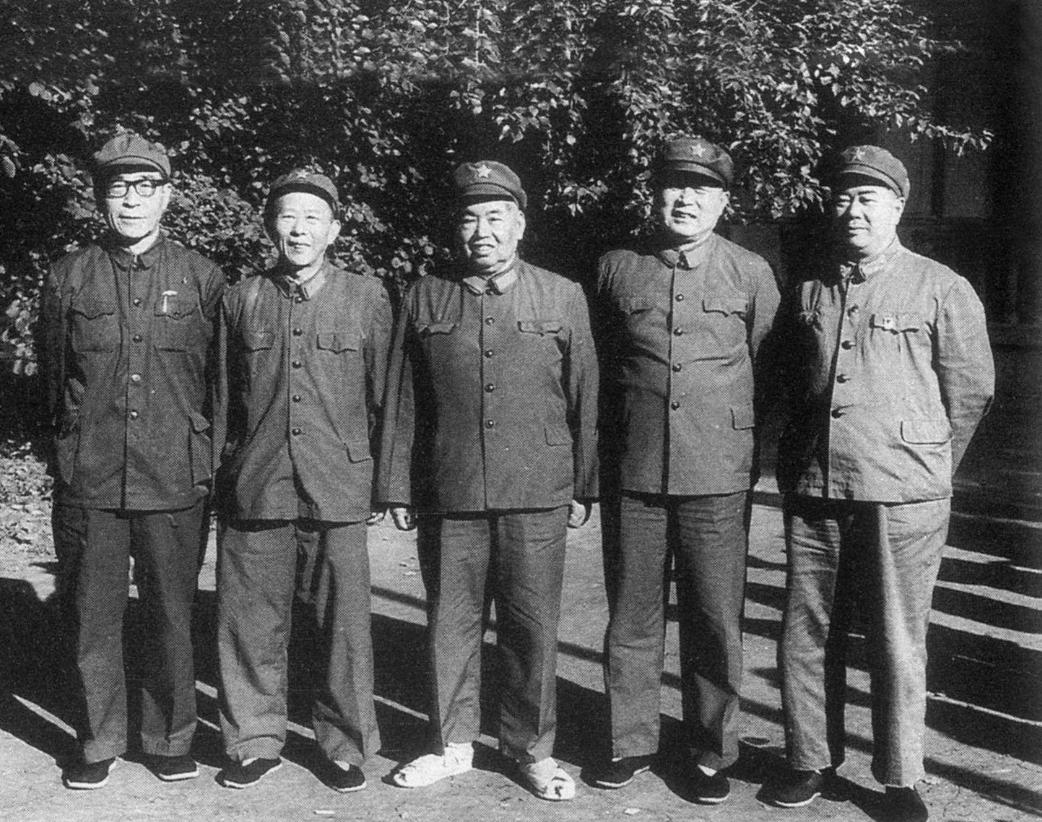 *世友许**将军的葬礼：一千多辆轿车排成长龙，撼动南京城