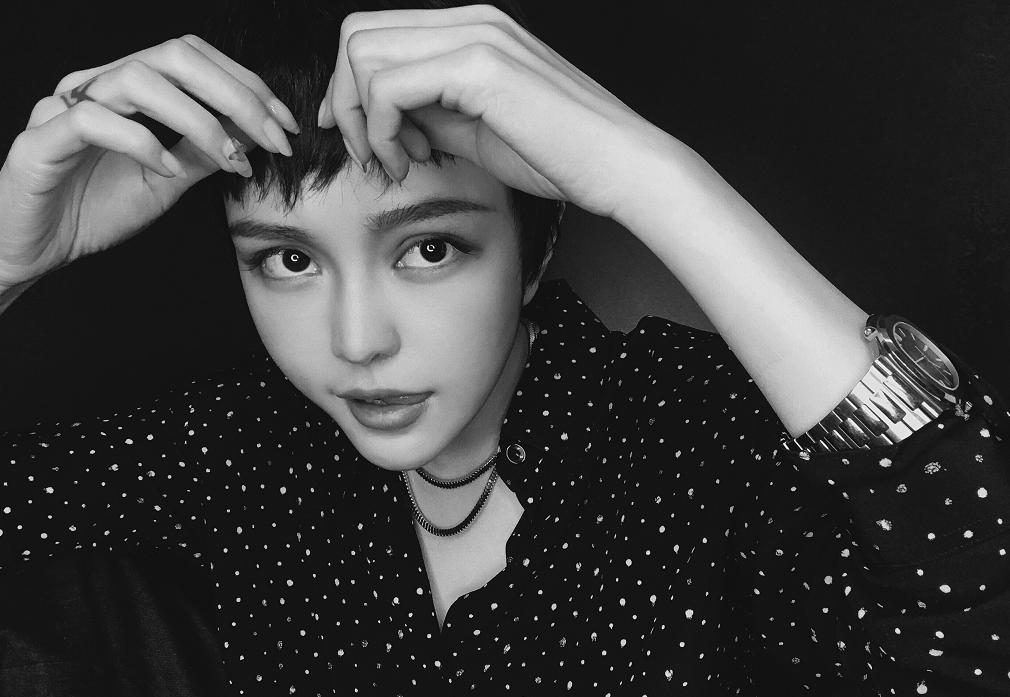 周扬青戴黑色帽子的照片,周扬青同款发型