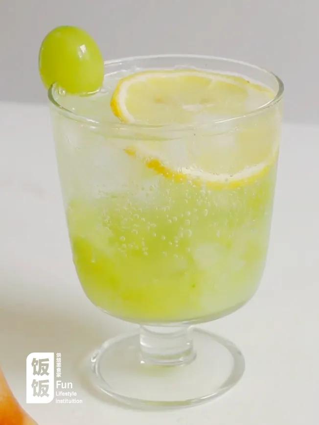 草莓青提气泡水,青提乌龙气泡水