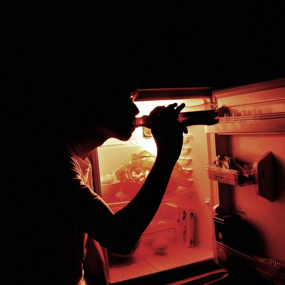 可乐当水喝15岁男孩患白内障,男子喝可乐20年尿毒症