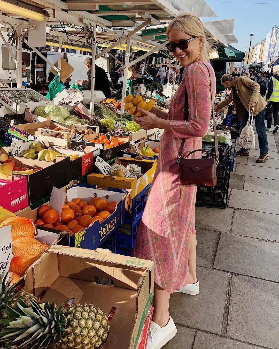 春天适合什么颜色包包,春天背什么颜色的包包