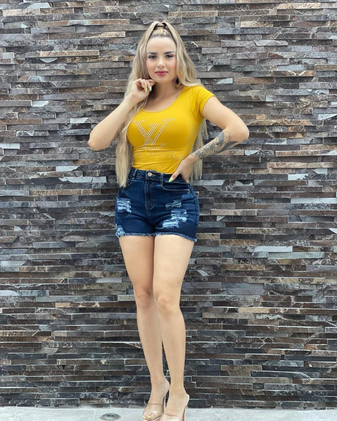 女性健身细腰翘臀的动作,健身女神练出完美腰臀