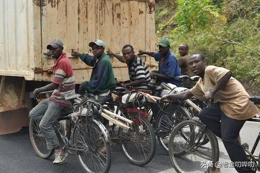 为什么在布隆迪，每辆卡车后都挂了一串自行车？