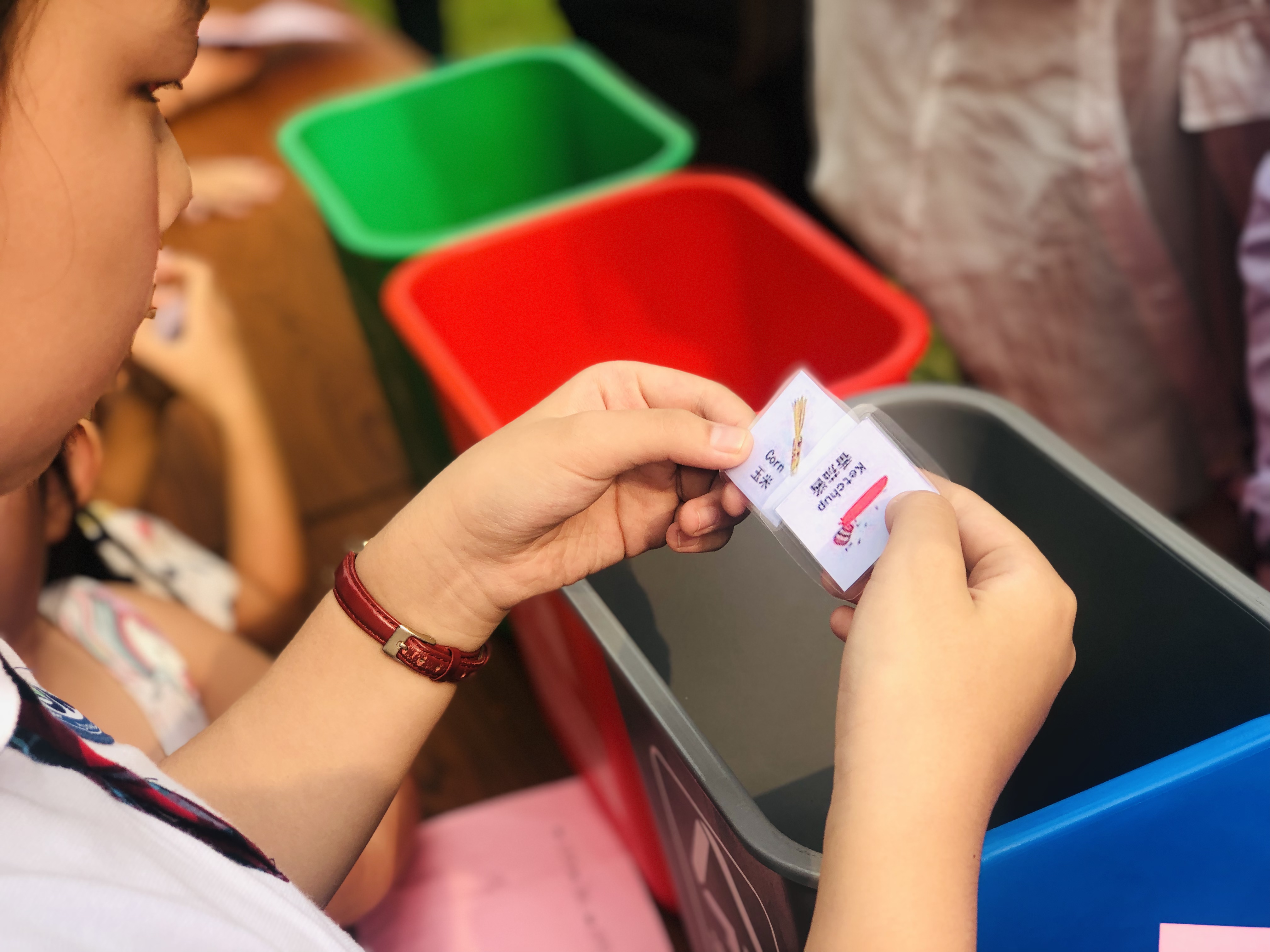 垃圾分类推动居民走向文明自觉,垃圾分类进社区童心同行助环保