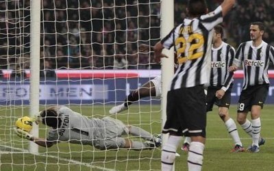 我有一个特别喜欢的老师,一个喜欢足球的体育老师