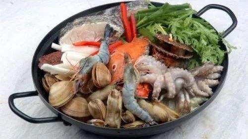 做海鲜最好的办法就是白灼或清蒸,海鲜焖锅清蒸