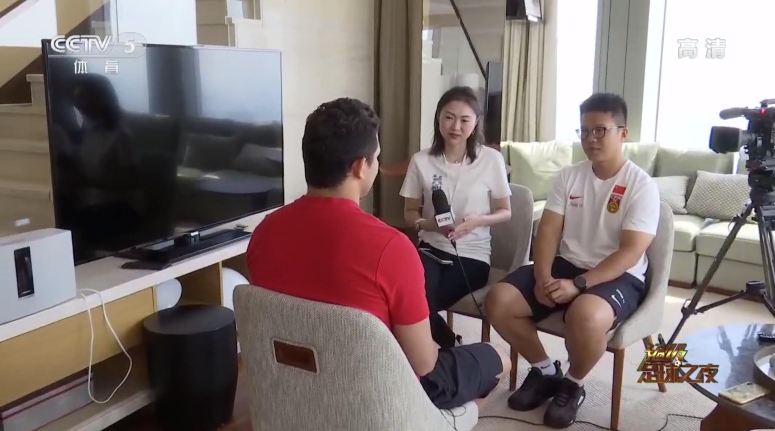 国足前锋艾克森独居广州豪宅！正对广州塔一线江景1楼客厅2楼卧室