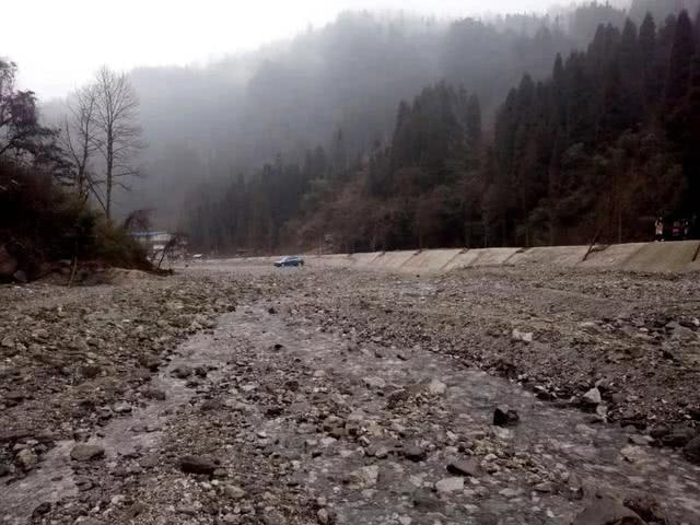 卧龙谷银厂沟,银厂沟两山合拢现状