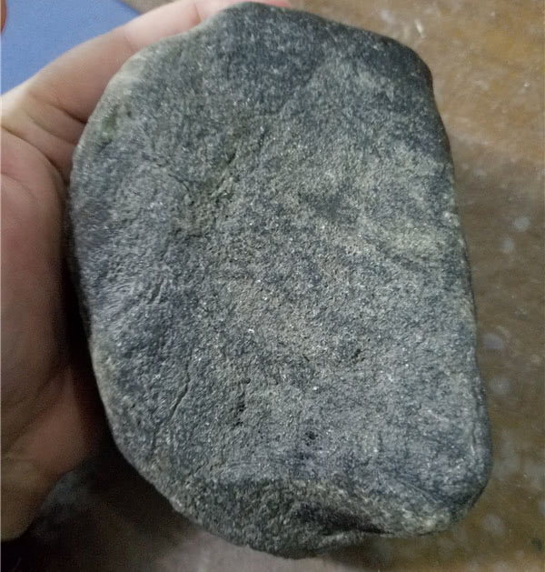 莫西沙赌石打灯皮壳表现,赌石翡翠莫西沙场口