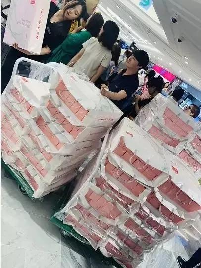 李小冉五官精致皮肤白皙透亮,70后女演员李小冉的高级搭配