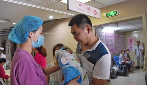 刚出生就来了月经怎么回事,刚出生生长发育