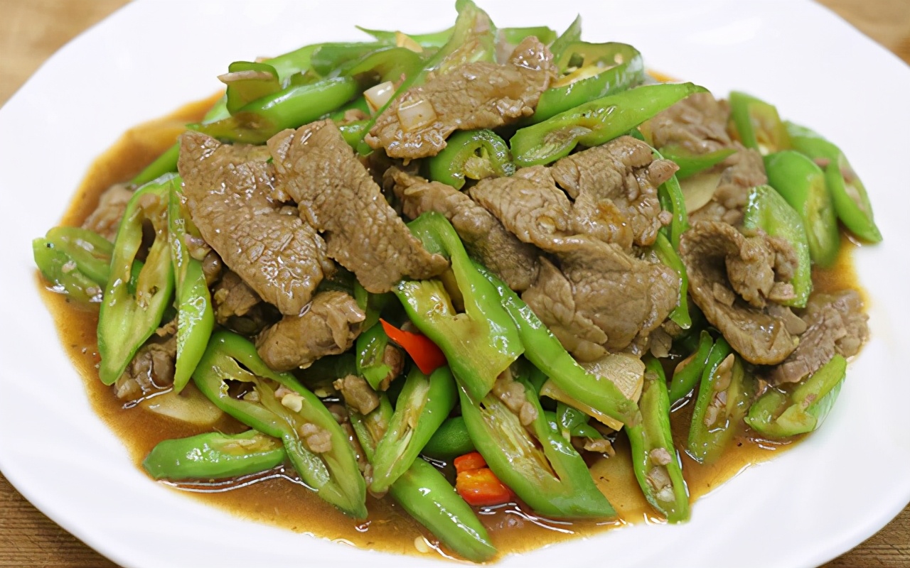 天冷适合吃点红焖牛肉,牢记这三点炒牛肉又嫩又好吃